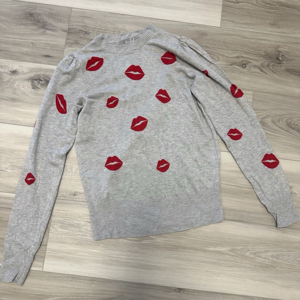 NWOT Women’s crew neck lightweight lip kiss print sweater size XS
